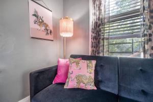 Jungle Themed Apt. Close to Coffee, Food + Shops!