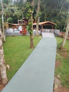 Casa na beira da cachoeira