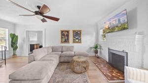 Spacious Modern Farmhouse w Private Patio & BBQ!