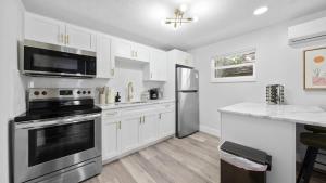 Modern-Retro Themed Home Close to Coffee + Food!