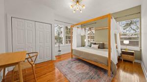 Modern Moroccan Villa w Firepit, BBQ + Game Room!