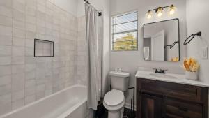 Modern Moroccan Villa w Firepit, BBQ + Game Room!