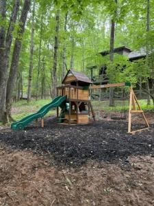 Modern Cabin with Luxury Gym, Firepit + Game Room!