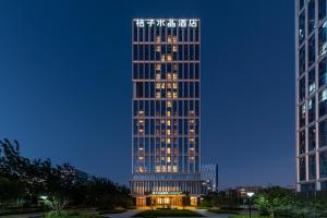 Orange Crystal High-tech Convention and Exhibition Center Hotel - 4hvězdičkové hotely ve městě Čching-tao