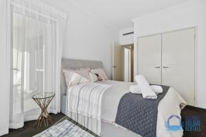 Coastal Canal Retreat in Mandurah