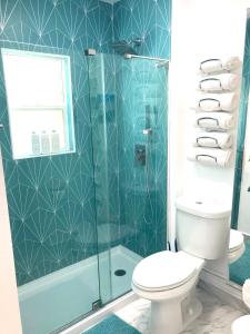 Viva California - Cozy Home with Backyard Oasis, BBQ & Firepit