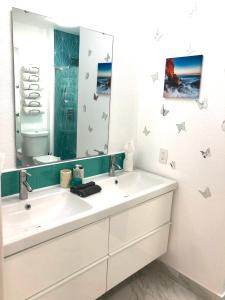 Viva California - Cozy Home with Backyard Oasis, BBQ & Firepit