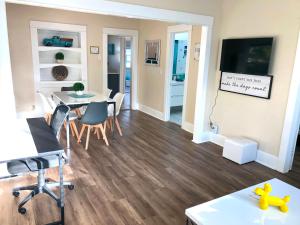 Viva California - Cozy Home with Backyard Oasis, BBQ & Firepit