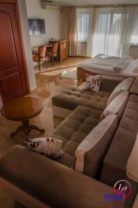 Apartment and Rooms In Club