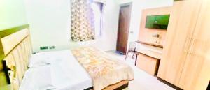"VRINDAVAN HOTEL SARASWATI DHAM Near Temple - Fully Air Conditioned Rooms #Wi-Fi #Parking #Room Service - Prime Location - Best Seller In VRINDAVAN"