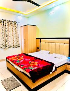 "VRINDAVAN HOTEL SARASWATI DHAM Near Temple - Fully Air Conditioned Rooms #Wi-Fi #Parking #Room Service - Prime Location - Best Seller In VRINDAVAN"