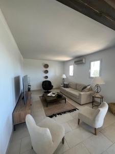 Villas Villa 6 Pers Uzes piscine lagon et vue garrigue : Villa 3 Chambres