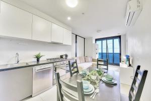 Stylish 2BR City Escape on Collins with Views