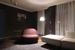 1007 Central 3 plus 1 Wide Close to Consulates