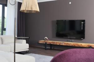 1007 Central 3 plus 1 Wide Close to Consulates