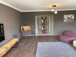 1007 Central 3 plus 1 Wide Close to Consulates