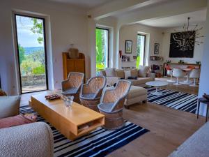 Maisons de vacances La Loggia, Bastide contemporaine avec piscine au coeur du Luberon : photos des chambres