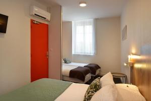 Hotels Logis Hotel Restaurant Maison Voltaire : Chambre Quadruple