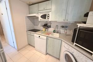 Maisons de vacances 2-Bedroom Apartment with Garage Pool View Golfe-Juan : photos des chambres