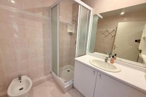 Maisons de vacances 2-Bedroom Apartment with Garage Pool View Golfe-Juan : photos des chambres