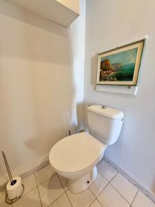 Maisons de vacances 2-Bedroom Apartment with Garage Pool View Golfe-Juan : photos des chambres