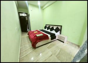 Hotel Devans Palace Stay Near Kashi Vishwanath Temple - Fully Air Conditioned rooms - Free wi-fi- & Parking - Best - Hotel