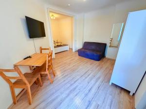 City Escape - Comfortable City Stays with Free Parking On Premises