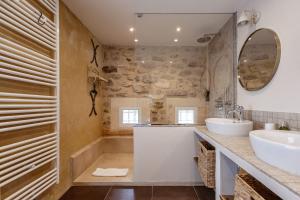 Maisons de vacances Mas Millesime - Gites Carignan - 4 pers - piscine privative - St Remy de Provence : photos des chambres