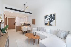 Free housekeeping visits during your stay - StayShort - Modern JVC Apartment Sleeps 3 with City Views