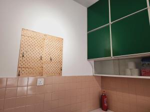 New! Stylish Petaling Jaya SS 2, The Hub, Damansara 3, 1U Landed Homestay for up to 17 pax, 65inchTV, Bathtub