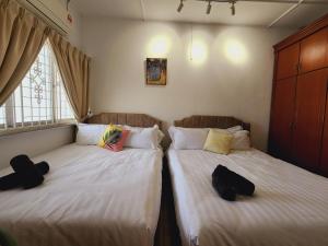 New! Stylish Petaling Jaya SS 2, The Hub, Damansara 3, 1U Landed Homestay for up to 17 pax, 65inchTV, Bathtub