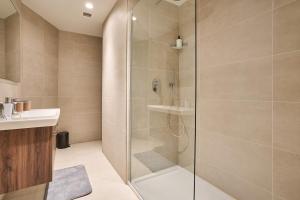 Seascape Heights - Sleek 14th Floor Apartment with Unrivalled Views