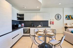 Seascape Heights - Sleek 14th Floor Apartment with Unrivalled Views