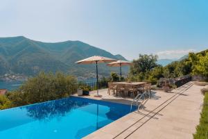 Villa Invicta with 17m pool and bay view