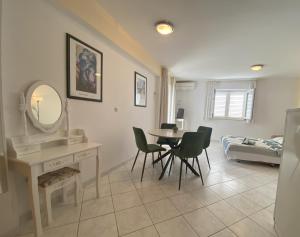 Apartments Rubic Omis- 230m from sandy beach