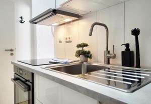 Moderner Ankerplatz mit Terrasse direkt am Hafen "Momentic"