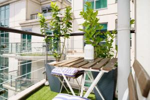 St George Wharf Apartment