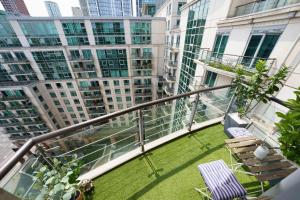 St George Wharf Apartment