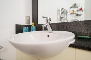 St George Wharf Apartment