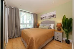 St George Wharf Apartment