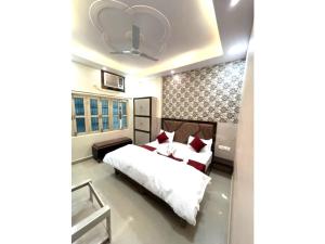 HOTEL Prakash Residency Fully Air Conditioning Rooms Near Kashi Vishwanath Temple With Free wifi & Parking, Luxurious Rooms In Varanasi and Best Location Near Ghat