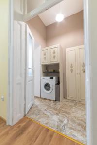 Apo Apartment - Top Center