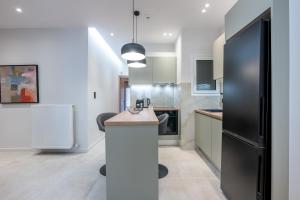 Stylish 2BR flat near hospital & Panormou metro