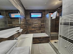 Villas 4 chambres - 200m2 - Parking - Jardin : photos des chambres