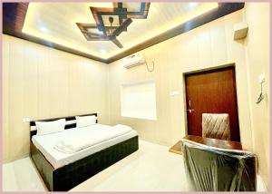 VNS HOTEL DEV V - VILLA Near Kashi Vishwanath Temple - Fully Air Conditioned Room - BEST HOTEL IN VARANASI