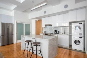 Blueground Historic Core rooftop pool nr Bradbury Building LAX-1207