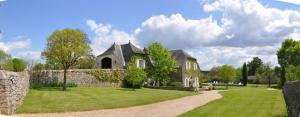 Maisons de vacances Domaine du Chateau la Rhue grand espace piscine : Maison de Vacances