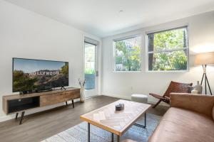 Blueground Beverly Grove rooftop nr The Grove LAX-151