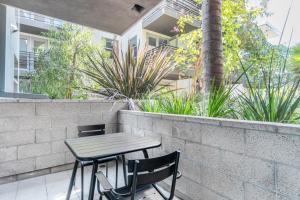 Blueground Beverly Grove rooftop nr The Grove LAX-151