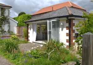 Open Plan Dog Friendly Annexe Sleeping 2 I Near Local Beaches & Chichester with FREE Parking